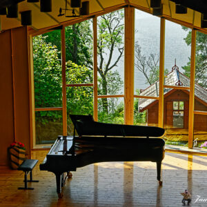 Salle de concert derrière la demeure Jardin du compositeur Edvard Grieg et petite cabane où il travaillait donnant sur le lac Nordas.